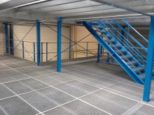 Plateforme de stockage 3 niveaux avec plancher en caillebotis 