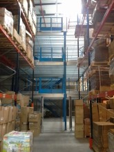 Plateforme de stockage 3 niveaux avec plancher en caillebotis 